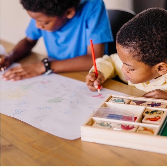 Melissa & Doug Wooden Stamp Set: Dinosaurs - 8 Stamps, 5 Colour Pencils, Ink Pad - Picture 7 of 10